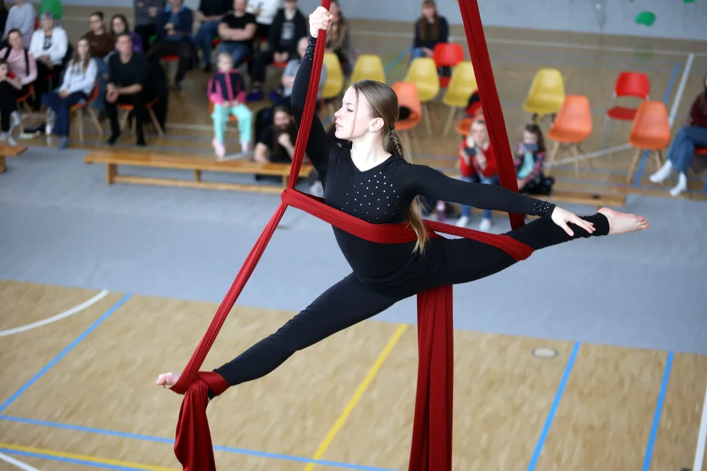 Dívky popřely gravitaci. Ústí nad Orlicí hostilo úchvatnou show ve vzdušné akrobacii