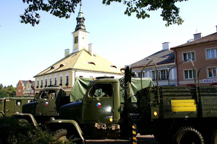 Spanilá jízda vojenských historických vozidel