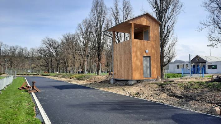 Atletický ovál čeká na tartan, svůj "posed" bude mít i kameraman