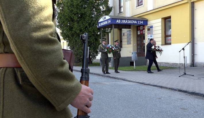 U pamětní desky vzpomínali na oběti a útrapy druhé světové války