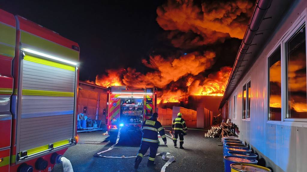 Přijíždějící zvědavci blokovali hasičům volný příjezd k hořící hale. Strážníci vykazovali osoby z nebezpečné zóny