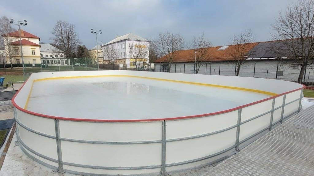 Vemte brusle a vyrazte ven. Na náměstí Pod Kaštany se bruslí bez placení, led je přístupný každý den
