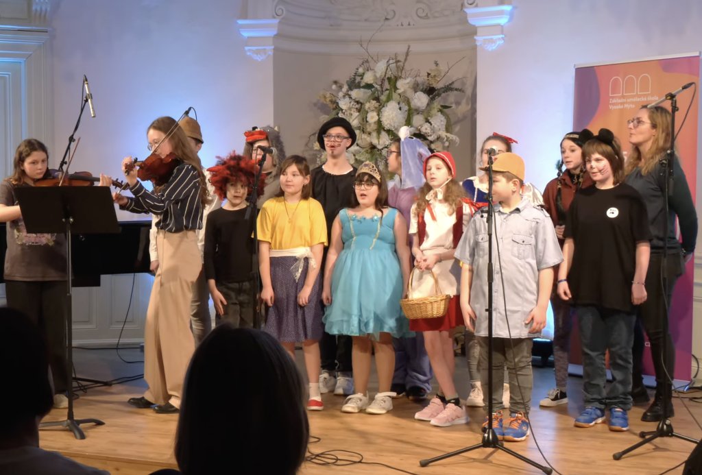 Když hudba boří zdi: Souznění propojilo světy dětí s hendikepem a talentů ze ZUŠ