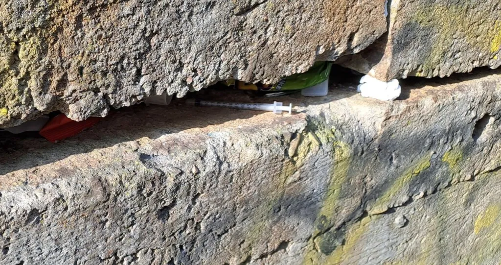 Městská policie v Dobrušce uspořádala Akci Jehla. Strážníci čistili dětská hřiště a parky od použitých stříkaček