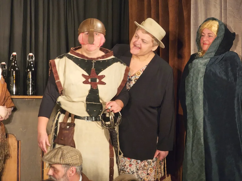 Jirásek by se divil! Dobrušští ochotníci vezou do Hronova vládce hor i všivého stalkera