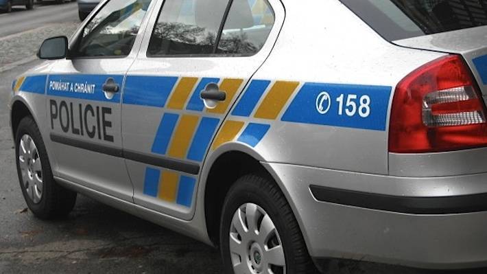 Žena byla na zahradě. Zloděj jí během té doby vykradl dům