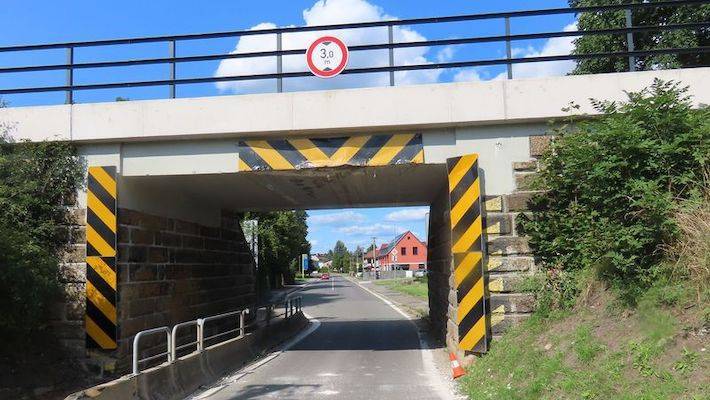 Řidič s vyšším autem se nevešel pod železniční viadukt. Teď po něm pátrají policisté