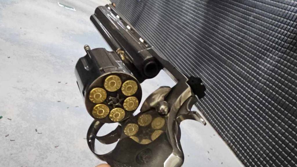 71letý senior se doznal k usmrcení o třicet let mladší partnerky legálně drženou zbraní