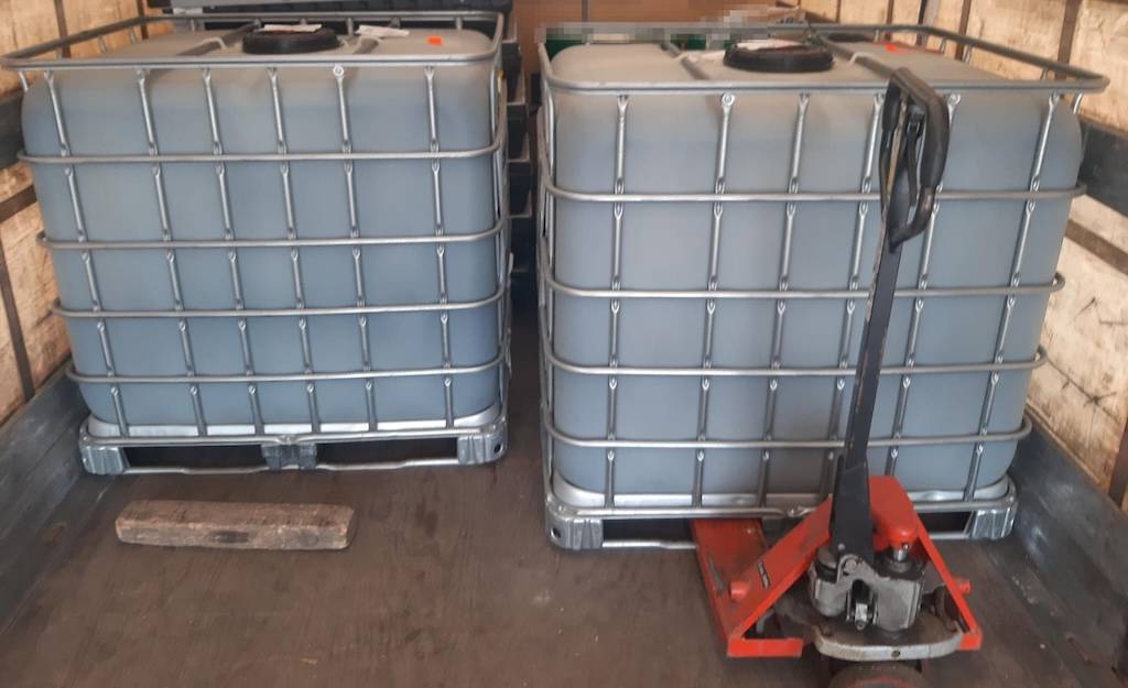 Dvojité porušení předpisů na Pardubicku: Řidič kamionu vezl nebezpečné věci a nedodržel odpočinek