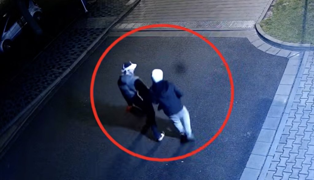 Poznáte muže z videa? Dvojice pustošila auta i prodejnu, policie má stopu