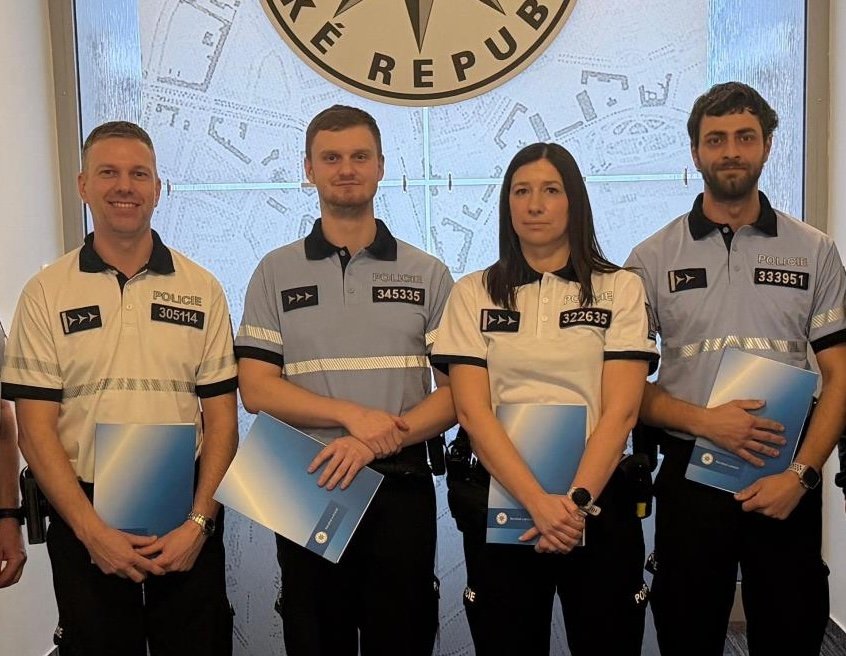 Policisté ve Vrchlabí 40 minut bojovali o život muže na chodníku. Úspěšně!