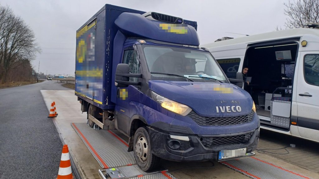 Pět z pěti: U Vysokého Mýta neprošla váhou jediná dodávka, jedna vezla tuny navíc