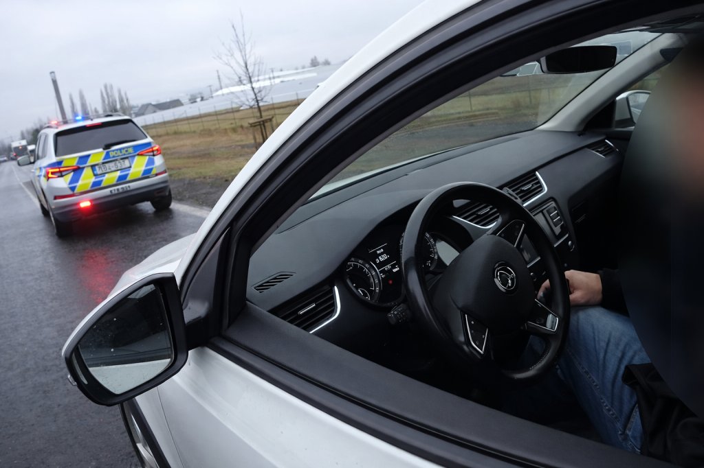 Chtěl řídit jako brácha, ale prozradila ho plná čára a překvapili pozorní policisté