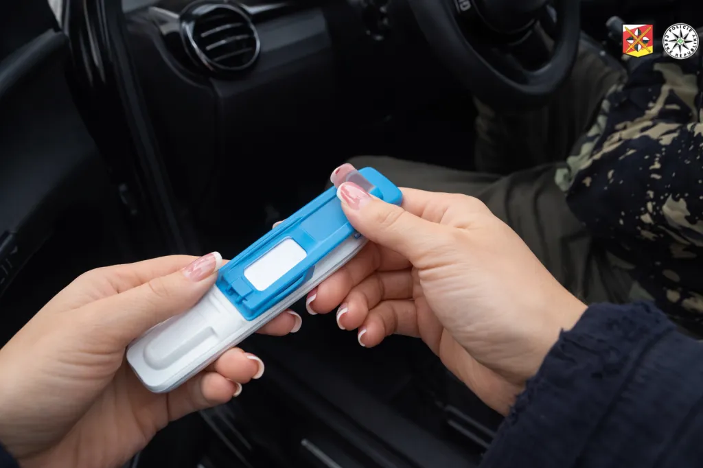 Žák autoškoly v Jaroměři řídil pod vlivem koktejlu narkotik, hrozí mu obří pokuta