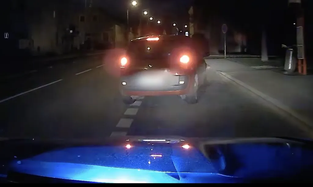 Kyberšmejdi obrali ženu o 800 tisíc a pak z ní udělali "bílého koně". Policie ji zadržela přímo s penězi další oběti z Chrudimska!