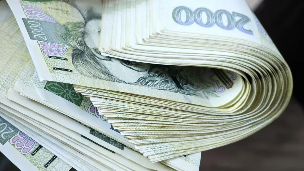 Milionová past na východě Čech. Falešný bankéř a policistka obrali lidi z Hradecka a Náchodska o 1,3 milionu korun