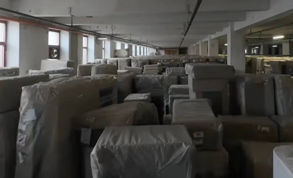 Podvodné kšefty s polským nábytkem. Kriminalisté zajistili nábytek za desítky milionů korun, jednatel společnosti byl poslán do vazby
