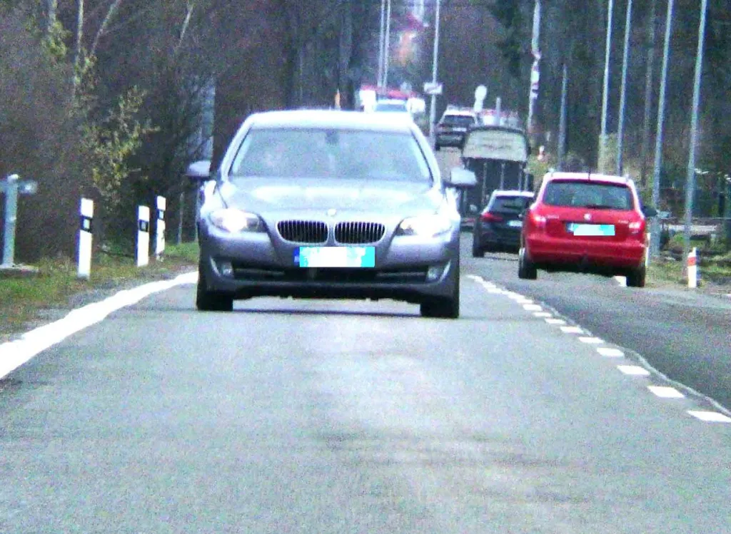 Přes 90 km/h v obci?! Cizinec v BMW si z Královce udělal závodní dráhu. Jízda ho stála osm tisíc a dál musel po svých