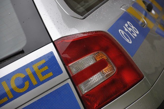 Motorkář nezvládl u Borohrádku zatáčku a havaroval. 74letý muž svým zraněním v rychnovské nemocnici podlehl