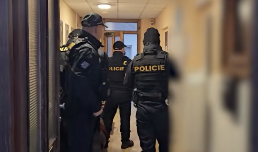 Noční razie na Vysokomýtsku: Policie prověřila 800 cizinců. Tvrdě narazili i chamtiví majitelé ubytoven