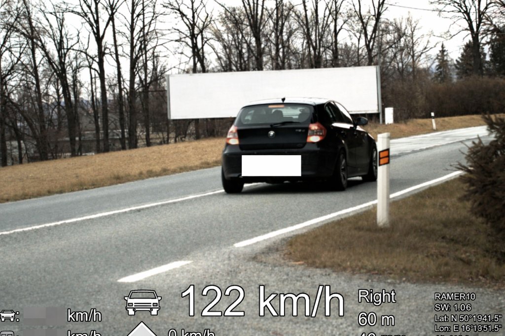 Řidič BMW spěchal do fabriky a obcí se řítil 122 km/h.  Vymlouval se na „špatný den“.