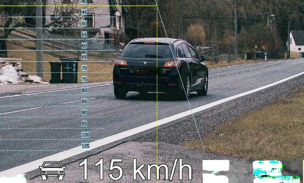 Šílený hazard v Dolní Olešnici. Cizinec se obcí řítil 115 km/h, policie mu na místě sebrala řidičák