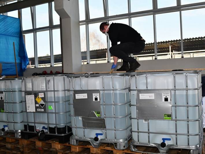Chemická průmyslovka dodala první hektolitry dezinfekce