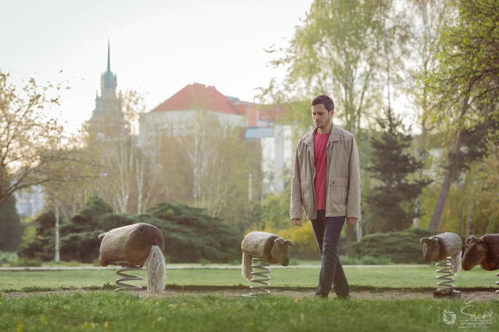 Pardubice míří na stříbrné plátno. Nová komedie si bere na paškál šmejdy mezi kouči