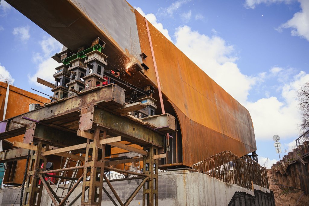 Stavba mostu v Řečanech pokročila, začala montáž konstrukce