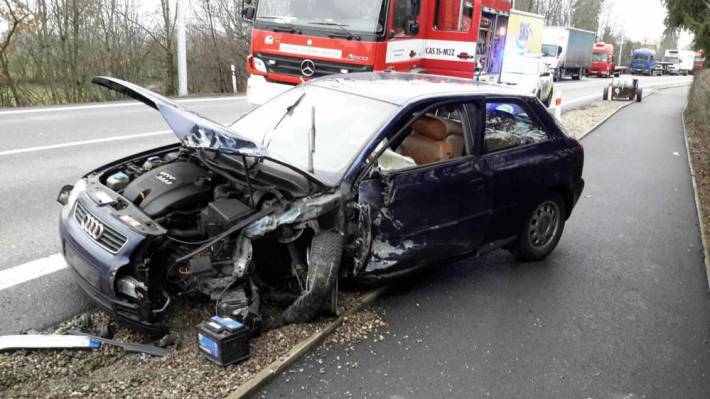 Audina na hlavní tahu na Moravu rozpárala kamion, hasiči několik hodin likvidovali uniklou naftu