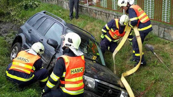V Ostřetíně byla v pondělí uzavřena silnice. Kvůli nehodě jednoho a pak dalších dvou vozidel