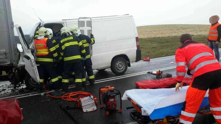 Hasiči museli vyprostit zaklíněného řidiče ze zdemolované dodávky