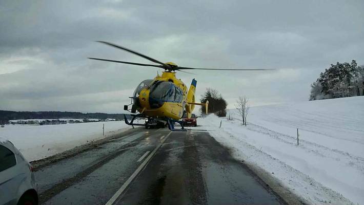 Srážka dvou aut: Vrtulník transportoval zraněnou osobu v bezvědomí do nemocnice