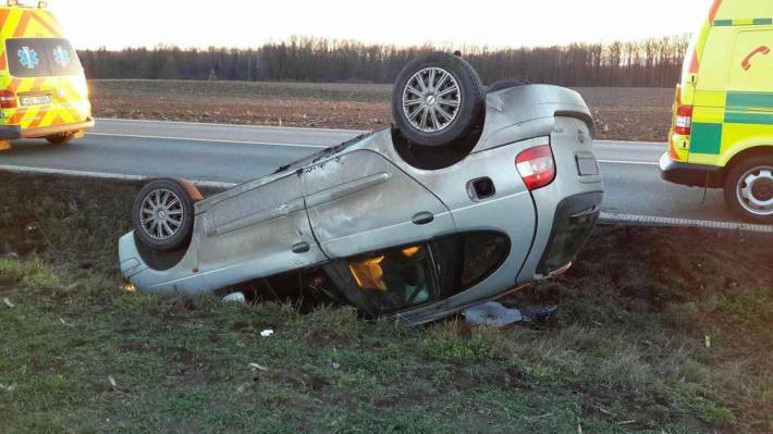 Po střetu dvou aut jedno skončilo na střeše