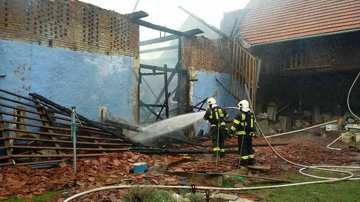 Plameny zničily hospodářskou část statku. Za své vzala umělecká díla za 1,7 milionu