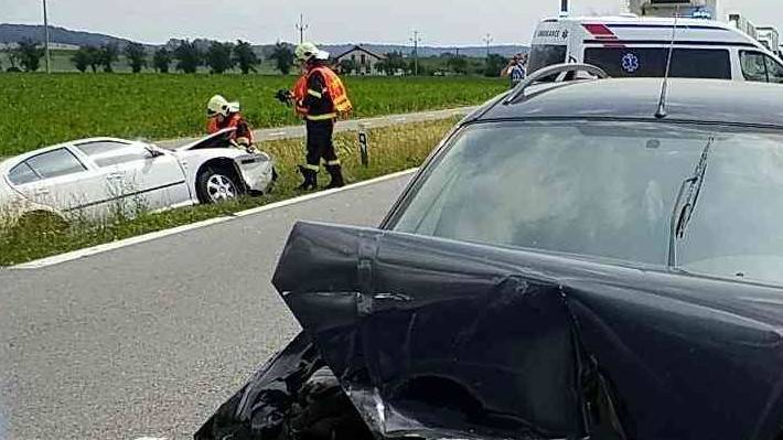 Střet dvou osobních vozidel komplikoval situaci