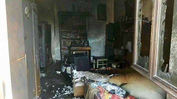 Popáleného muže hasiči vynesli ven z domu, ten po transportu zemřel