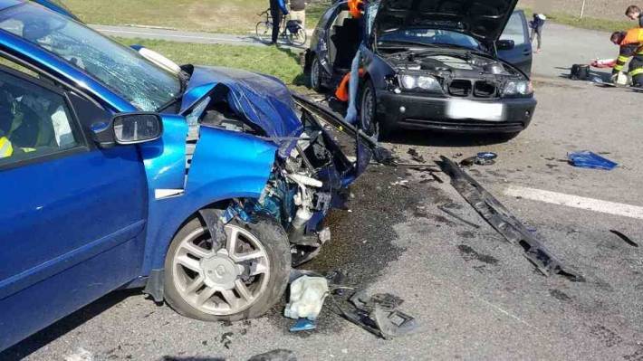 Tah na Moravu zavřela nehoda. Při střetu dvou aut byly zraněny tři osoby