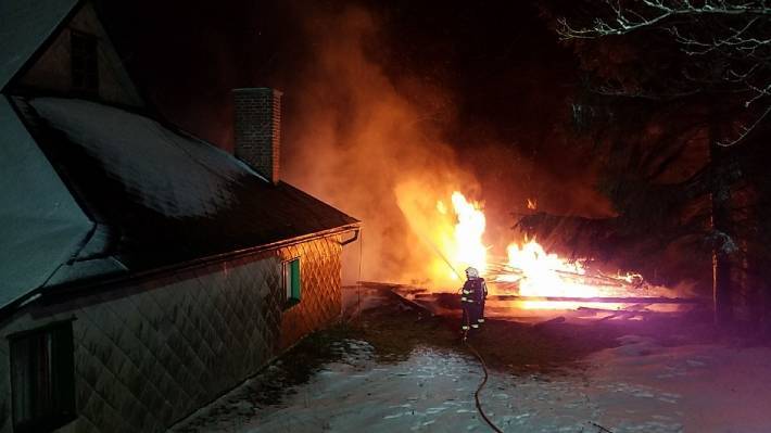 Plameny zachvátily stodolu. Požár likvidovalo sedm jednotek hasičů