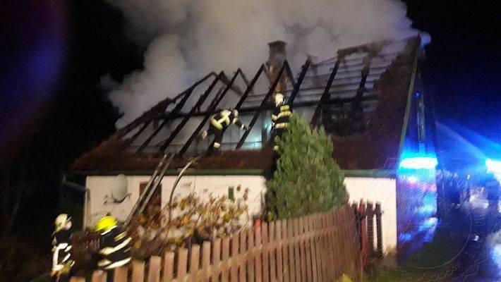 Požár chalupy: Otec s jedním synem stihli vyběhnout, další syn už skákal z okna 