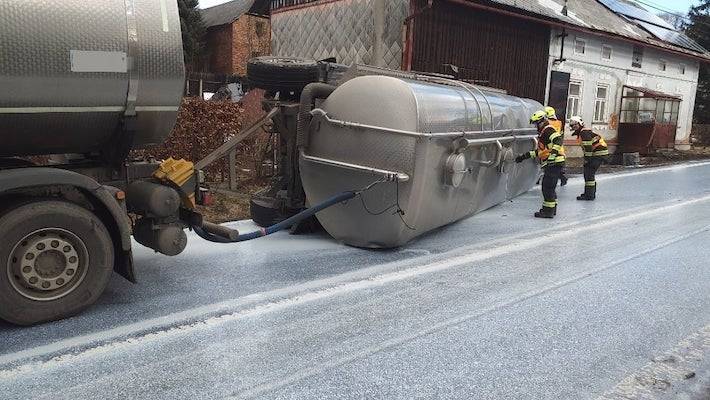 Mléko teklo příkopem. Cisterna na boku