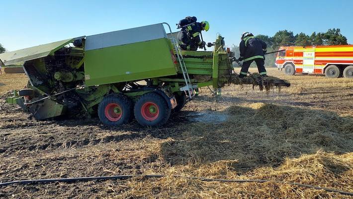 Hasiči likvidovali požár lisu na slámu