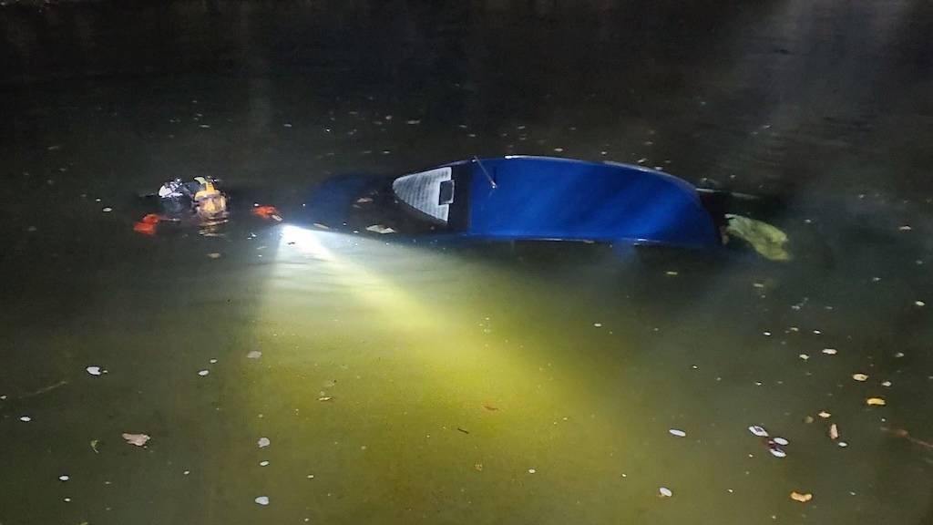 Z řeky u Pardubic tahali hasiči utopenou škodovku, kvůli úniku oleje instalovali nornou stěnu