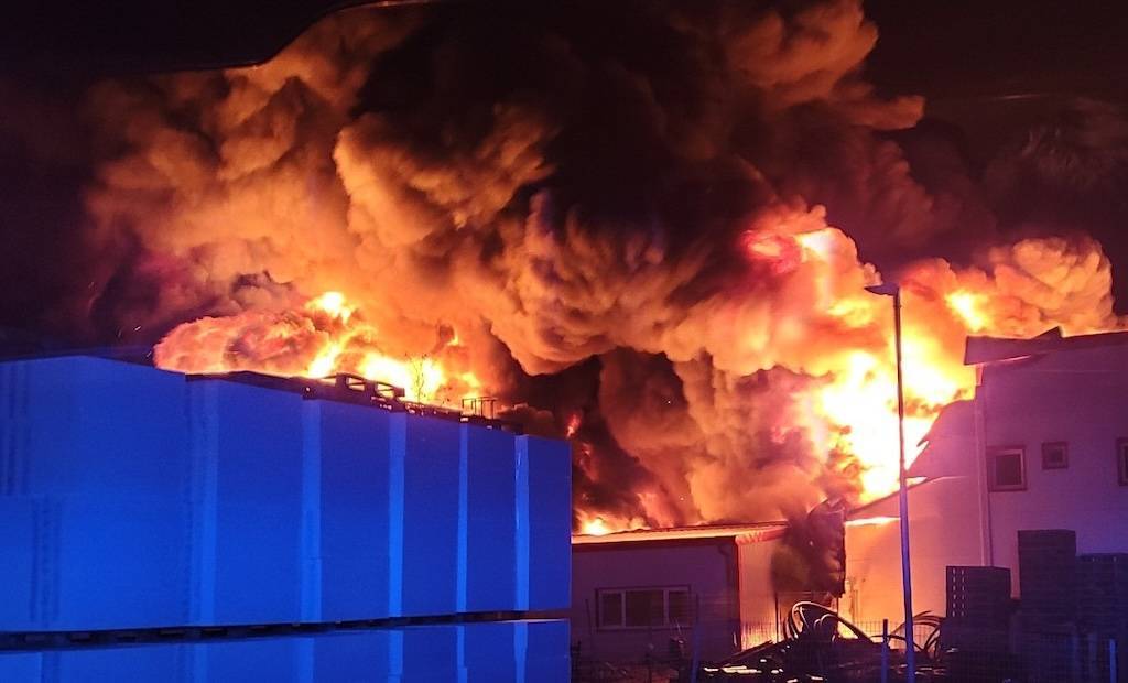 Desítky hasičů bojovaly s masivními plameny v hale. Probíhal monitoring ovzduší