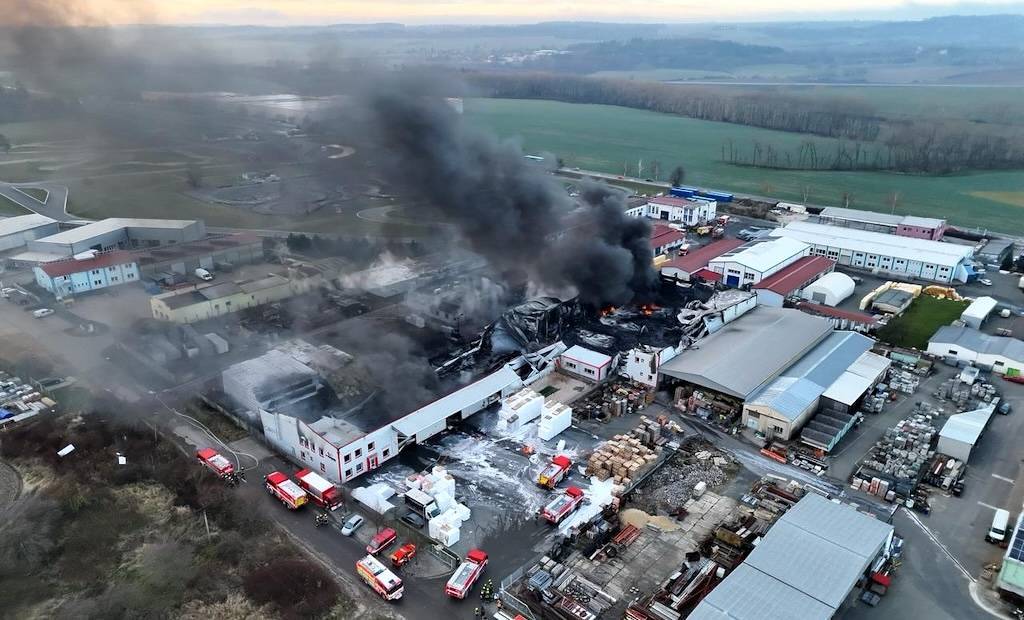 Hašení haly s polystyrenem pokračuje, na dohašování a demolici je povolána speciální technika