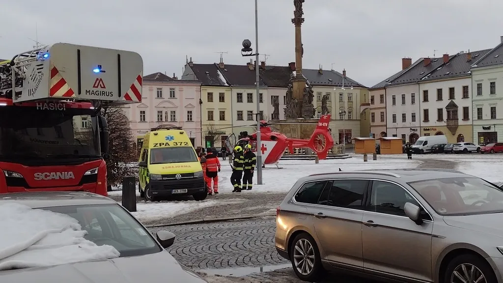 Drama na náměstí v Třebové: Hasiči vynesli z plamenů muže v bezvědomí, v maskách zachránili rodinu s dítětem