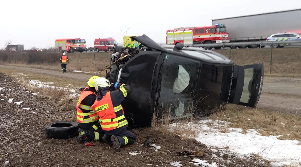 U havárie osobáku na D11 zastavili středočeští hasiči. Jeli náhodou kolem z kurzu