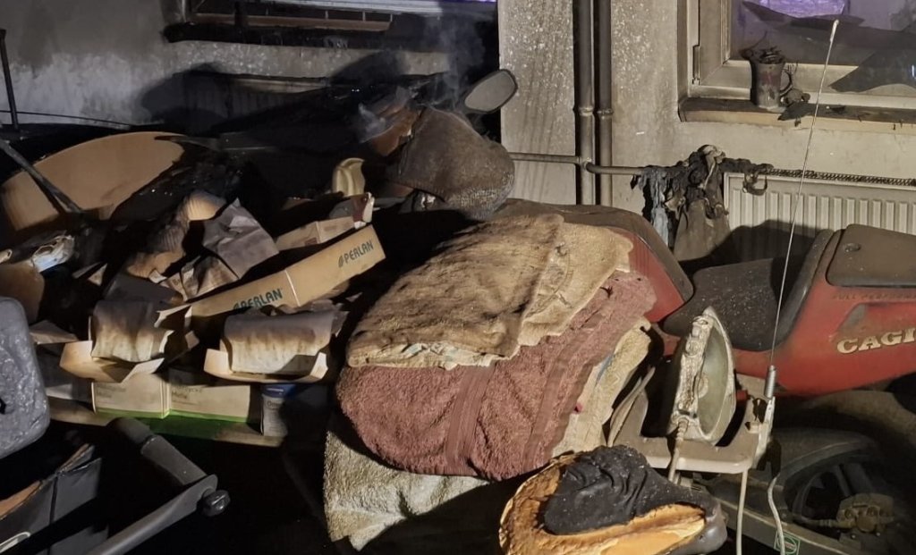 Smrt v plamenech: V České Třebové v hořícím bytě v domově pro seniory zemřel člověk, další dva lidé skončili v péči lékařů