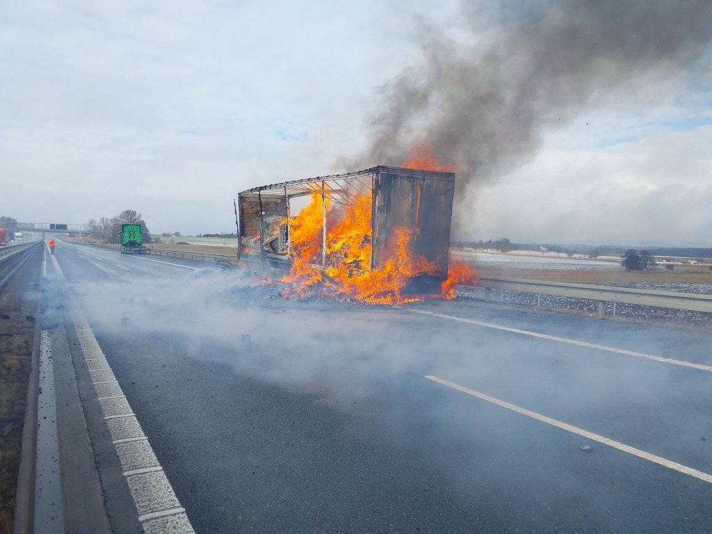 Na D35 u Borku hořel kamion s papírem. Provoz na dálnici ve směru na Opatovice byl obnoven krátce před 18. hodinou