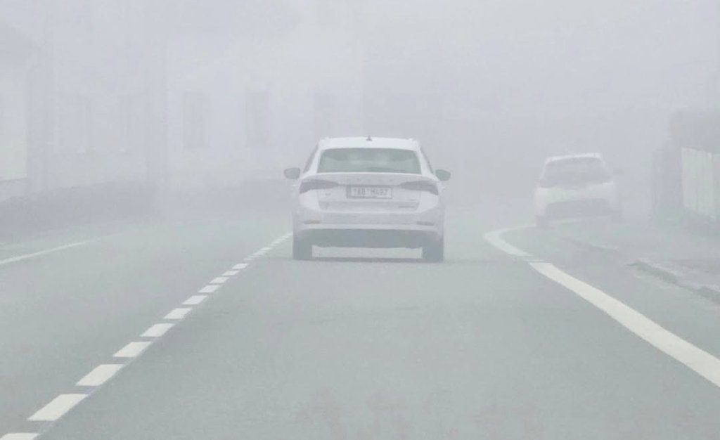 Hustá mlha v Holicích přispěla k nehodě dvou vozidel, strážníci apelují na řidiče i chodce